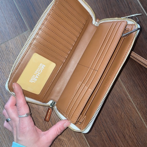 NWT Michael Kors Vanilla Travel Wristlet - Picture 3 of 4